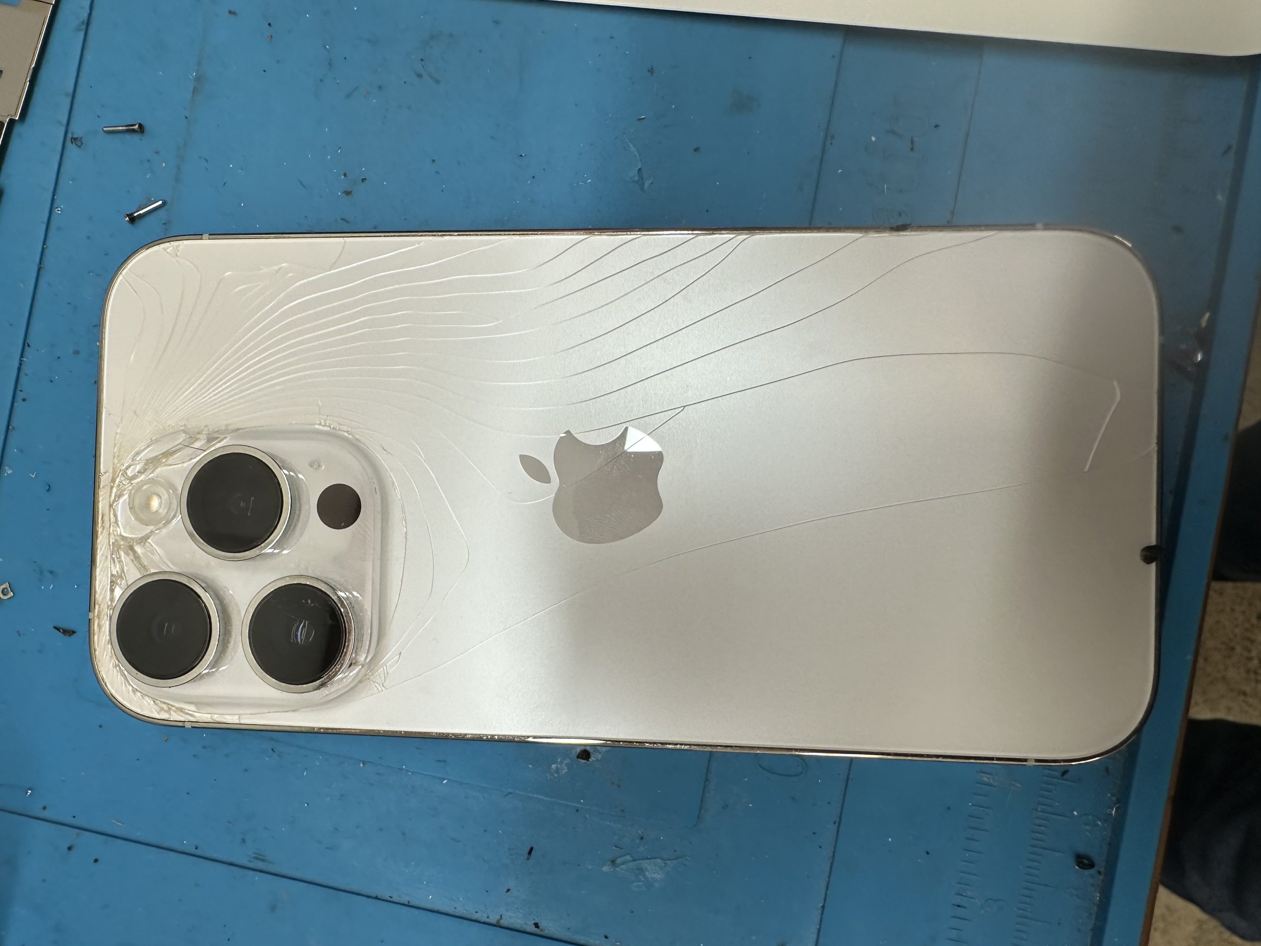 Problem check: cracked iPhone back glass identified