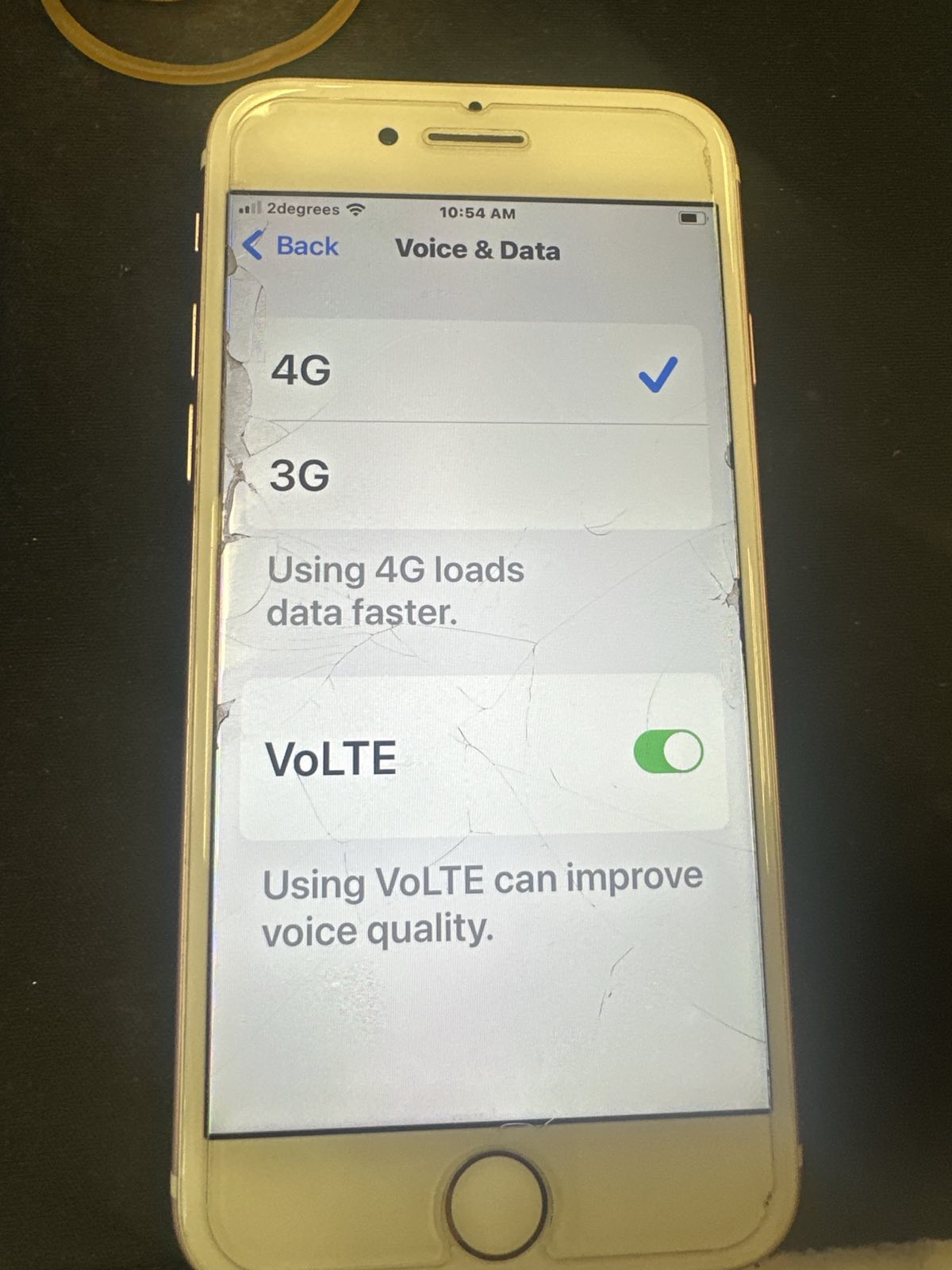 iPhone Voice & Data screen with 4G and VoLTE enabled